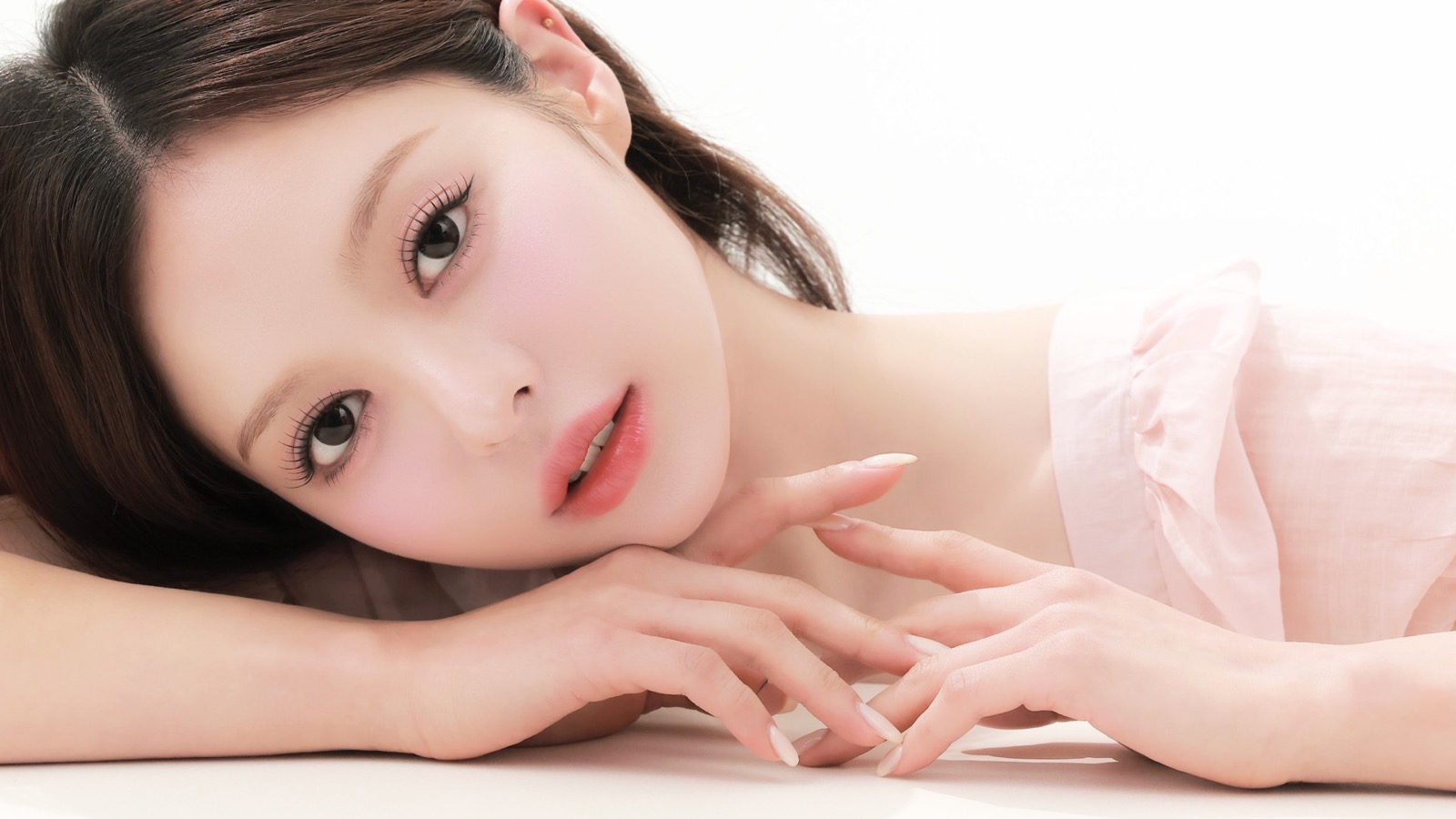 꽁래쉬 속눈썹을 착용한 모델